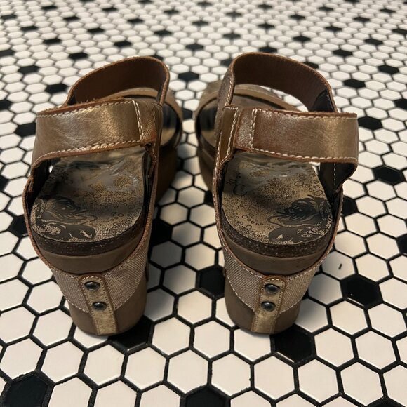 OTBT Bushnell Wedge Sandals - Gold Metallic - 7.5 - Picture 4 of 8
